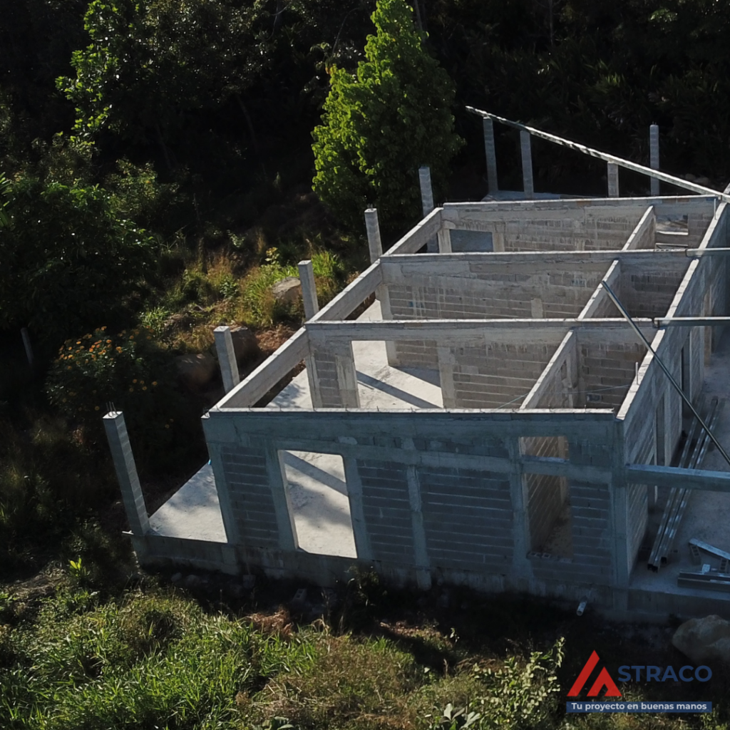Residential house construction with concrete walls and roof structure in Alto Boquete, Chiriquí