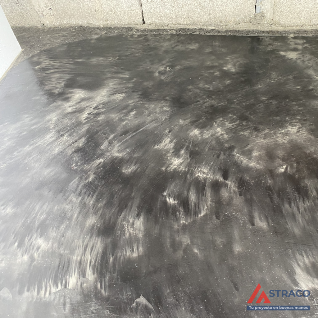 Close-up of polished concrete surface showing texture and finishing quality in residential project in Panama